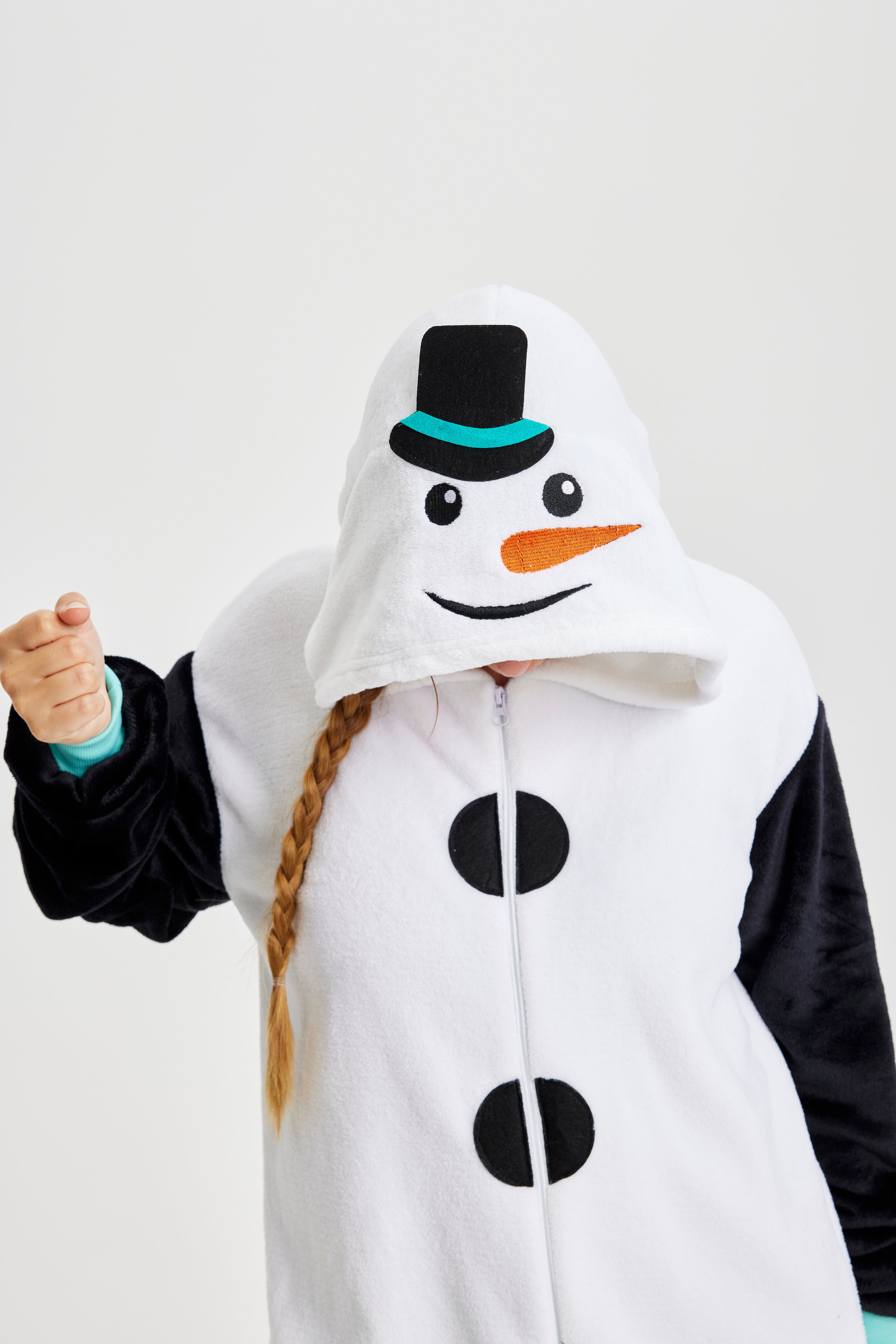 Une personne portant un costume de bonhomme de neige.